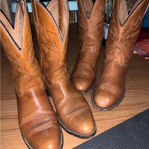 Men’s 10EE Tan Round Toe Cowboy Boots.
